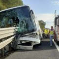 Zaštitna ograda prošla kroz ceo autobus: Stravična nesreća u Italiji: Vatrogasci izvlačili zaglavljene putnike (foto)