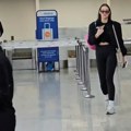 (Paparaco) go stomak i kratka crna jaknica,: a lice sakrila naočarima: Zatekli smo našu pevačicu na aerodromu sa ćerkicom…
