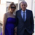 Unuka Zorice Brunclik kiti svatove: Dragan Džajić sa ženom stigao na svadbu Kemiša i pevačice: Glumici dekolte do pupka