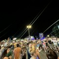 Kragujevčani večeras blokirali nekoliko lokacija, premeštaju se sa raskrsnice na raskrsnicu (VIDEO)