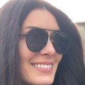 Marija Kilibarda u šetnji sa ćerkom senjom: Voditeljka u crnoj haljini gura kolica i ne skida osmeh sa lica: "Sreća"