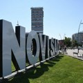 Stotine mladića iscrtava trobojke na Limanu u Novom Sadu, nadgleda ih Vučević