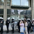 Pogledajte kako su studenti u Novom Sadu nadmudrili dekana i policiju: Do Filozofskog kroz Pravni VIDEO