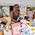 Dragana amigurimi tehnikom plete lutke od plišanog konca za decu