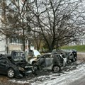 Četiri automobila izgorela u naselju 29. novembar, sumnja se na podmetanje