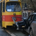 Sudar tramvaja i automobila u Bulevaru kralja Aleksandra, muškarac lakše povređen