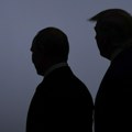 (Foto) "Dva zlikovca, jedan cilj" Putin drži nož, spreman da rasparča Evropu, Tramp ga grli i cinično se smeje: Ilustracija…