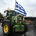 Farmeri u Grčkoj ne odustaju: Poljoprivrednici blokirali Solun traktorima sa mrtvačkim sanducima! (foto)