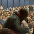 Bivši muž Marije Mikić grli misterioznu lepoticu u javnosti! Uhvaćen na delu u Sava centru