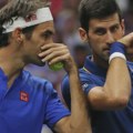 E, to je poštovanje - Federer prekinuo meč da bi se pozdravio sa Đokovićem
