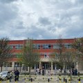 Dojava o bombi u školi na Novom Beogradu! Preteća poruka stigla na mejl, deca hitno evakuisana, policija na terenu