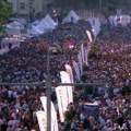 Miting SNS u Beogradu Građani pristižu ispred Skupštine, počeo muzički program: Bajkeri krenuli ka parlamentu, a Vučić ovako…