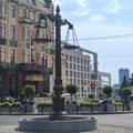 VIDEO: Aktivisti Zeleno-levog fronta oblepili skulpturu terazija trakom "Opasnost! SNS gradnja"