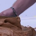 ВИДЕО: Музеј одао почаст преминулом уметнику тако што је под прекрио путером од кикирикија