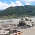 (Video) Kao iz filma katastrofe! Bujica kao od šale ogromnom brzinom kotrlja stenu veličine autobusa: Pojavio se jedan od…