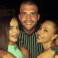 Ceca u žutoj haljini drži snajku za ruku, Veljko puca od ponosa Objavio fotografiju sa privatnog slavlja na Kipru: "Porodica"