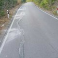 Rekonstrukcija od 127 miliona izdržala tek godinu i po: Pukotine na putu za Grlište zakrpljene "preko noći"