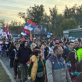 FOTO, VIDEO: Novosadski studenti pešače na veliki predizborni miting Studentske liste u Beogradu