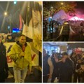 Novi SAD ustao- na čelu kolone od 10.000 ljudi lider SNS Vučević i Maja Gojković Na hiljade ljudi u koloni, kiša im ne može…