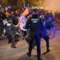 (Video) Na policiju lete baklje, upotrebljen i biber-sprej! Totalni haos u Madridu nakon stravične nesreće u kojoj je umrlo 68…