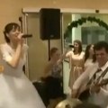 Kad mlada zapeva i mladoženja zasvira dobija se originalna R’n’R svadba i internet hit (VIDEO)