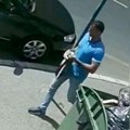 Ako prepoznajete muškarca u plavoj majici, pozovite policiju: Sumnja se da je ukrao novac iz parkiranog auta