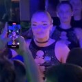 Džehva na nastupima preti momcima iz publike šamarima: Snimak sa nastupa izazvao haos: "Devojko, daj malo dostojanstva"