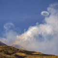 Etna izbacuje savršene krugove: Spektakularan prizor: "Dimni prstenovi" izlaze iz najvećeg aktivnog vulkana u Evropi (foto…