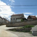 Užas u Velikom Trnovcu: Muškarac pretukao bivšu ženu i sina motikom, pa pobegao