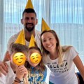 (Foto) Tara napravila mami tortu za rođendan: Jelena Đoković podelila sliku sa proslave - stavili rođendanske kapice, Nole ih…