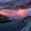 Pravila koja vam mogu spasiti život Kako se zaštititi od udara groma: 1 stvar je ključna, dok grmi nipošto ne dirajte ovu…