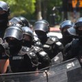 Ko bije po ulicama sa motkama usred dana, dok se direktor policije hvali padom kriminala