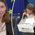 Viralan snimak Švedska ministarka zdravlja se onesvestila na konferenciji za novinare