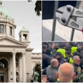 (Video) Nasilje ispred Narodne skupštine eskaliralo. Opozicija došla sa makazama za metal, rušili ograde ispred doma svih…