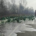 (Foto) Ko je rekao tura za sve? Reka piva na putu kod Čačka, gomila gajbica poispadala iz kamiona