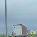 (Видео) САД и камион вози у котрасмеру на ауто-путу?! Снимљен код Добановаца, људи бесни: "Је л' ово неки изазов, нека…