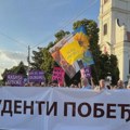 Dva paralelna skupa u Dobanovcima: Podrška studentu čija je kuća polivena farbom, preko puta pristalice SNS