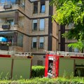 Gori stan na Ceraku: Veliki broj vatrogasaca na licu mesta, gust dim obavio zgradu