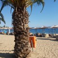 Kraj "rezervisanim" mestima na plaži: Velika akcija na Halkidikiju, uklonjeno 100 suncobrana i ležaljki