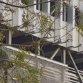MUP: Dva maloletnika privedena zbog sumnje da su zapalila zaštitnu mrežu na garaži na Obilićevom vencu