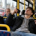 Engleska uvodi novčane kazne za one koji puštaju glasnu muziku u autobusima