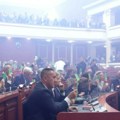 Haos u Tirani: baklje i dimne bombe u parlamentu, Beriša izbačen sa govornice