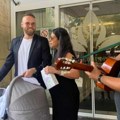 Alibabić izveo ženu i ćerku iz porodilišta Dao na muziku 100 evra ispred Narodnog fronta, pa otkrio kako se oseća! (video)