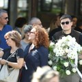 Na sahrani Jagoša Markovića bila je samo jedna pevačica: Uplakana ispred kapele došla sa unucima