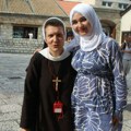 Zagrljaj kršćanke i muslimanke u dvorištu Begove džamije