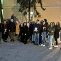Vajar Mile Jevtić sa valjevskim Gimnazijalcima kod spomenika proti Matiji obeležili Međunarodni dan darivanja knjiga