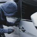 Uhvaćen na delu! Policija u Novom Sadu zatekla mladića kako obija automobil