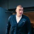 Ovako je MVP Jokić stigao na 3. meč sa Minesotom: Kežual varijanta, džemper i pantalone za duel sa "Vukovima"