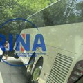 Drama kod Kosjerića: Autobus pun turista iz Kine sleteo sa puta, svi su odmah evakuisani a nadležni izvlače vozilo (FOTO)