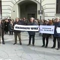 Grupa čačanskih penzionera za protestnom skupu ispred Gimnazije pružila podršku studentima